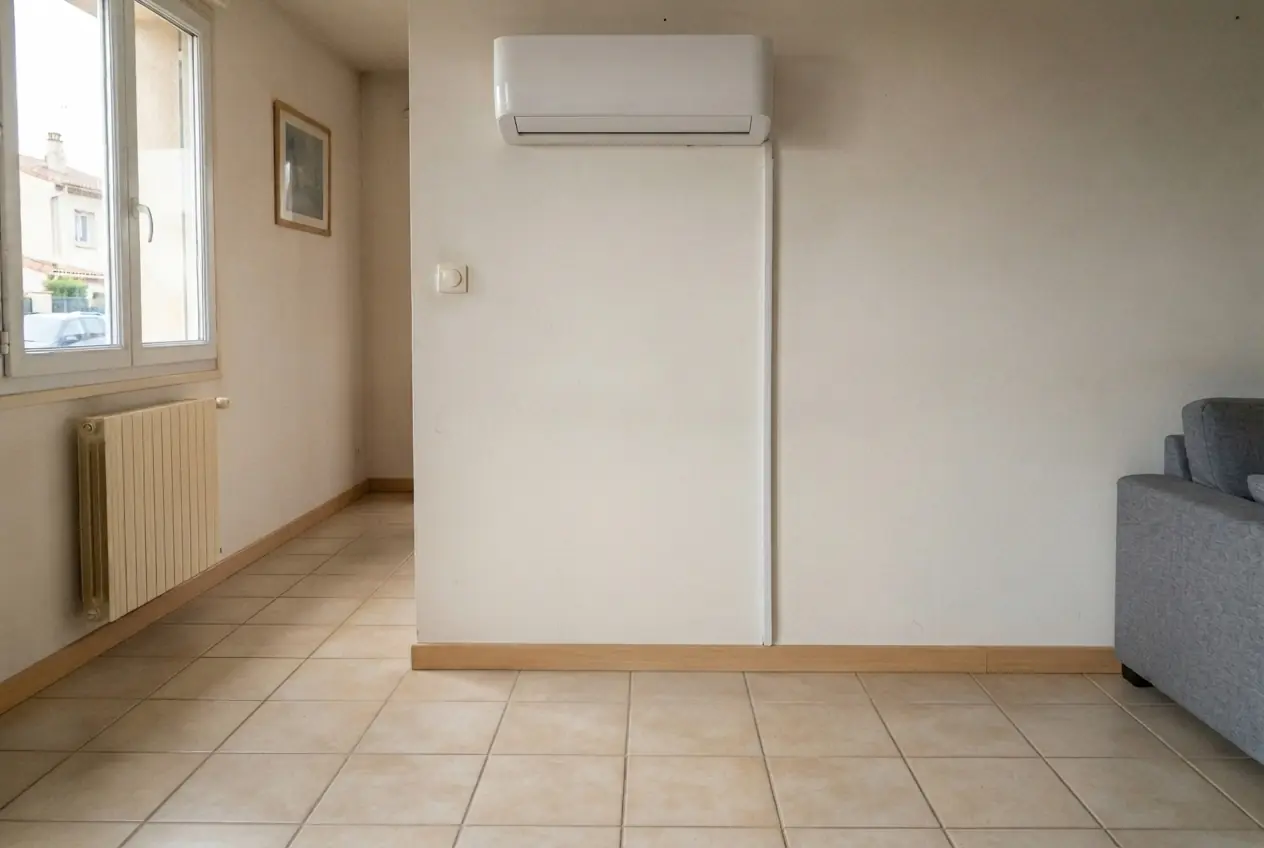 Splits muraux PAC air-air posés dans un salon à Bollène